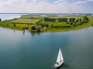 Teambuilding weekend met festival gevoel: je eigen eiland op 18 km onder Spijkenisse